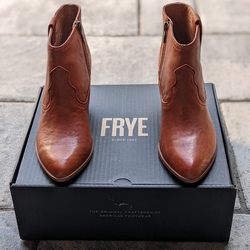 FRYE AND CO. Tan Leather Ankle Booties